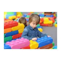 Jeu de construction avec briques géantes pour enfants – Drôme-Ardèche
