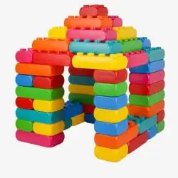 Enfants construisant avec un jeu de briques géantes en extérieur