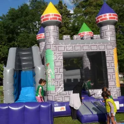 Jeu gonflable château fort Loriol fête de villag