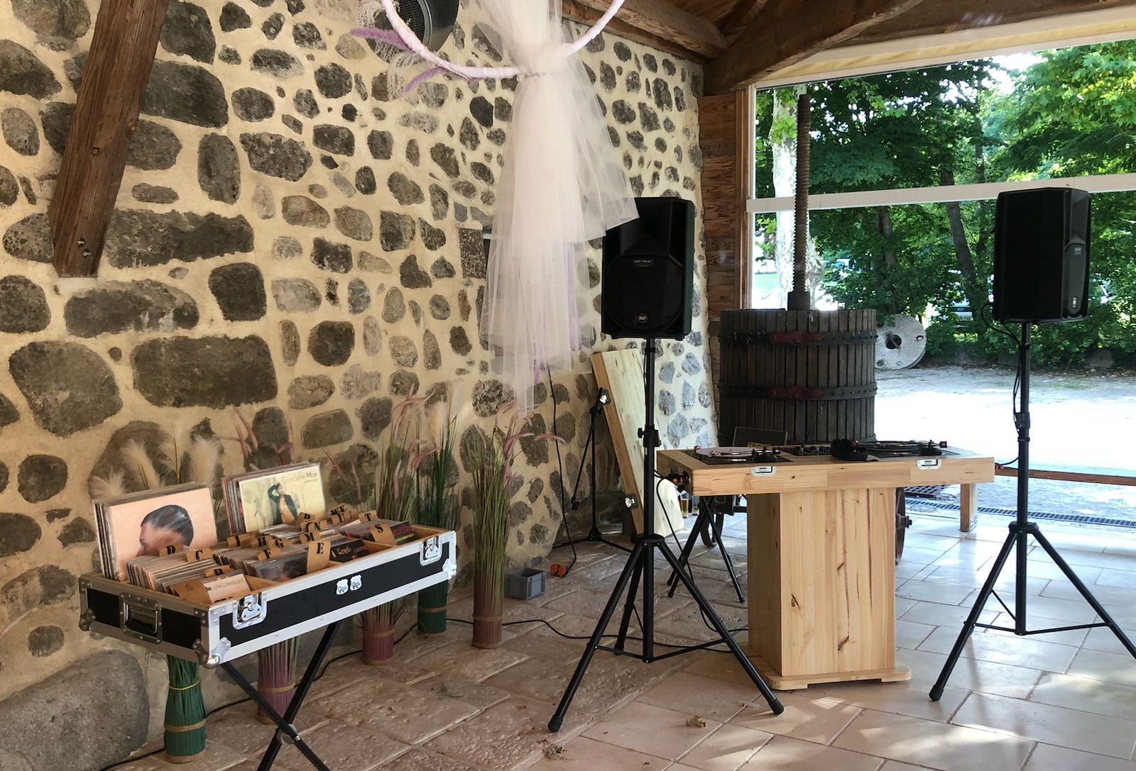 Animation DJ bar vinyle pour mariages en Drôme-Ardèche, ambiance rétro assurée