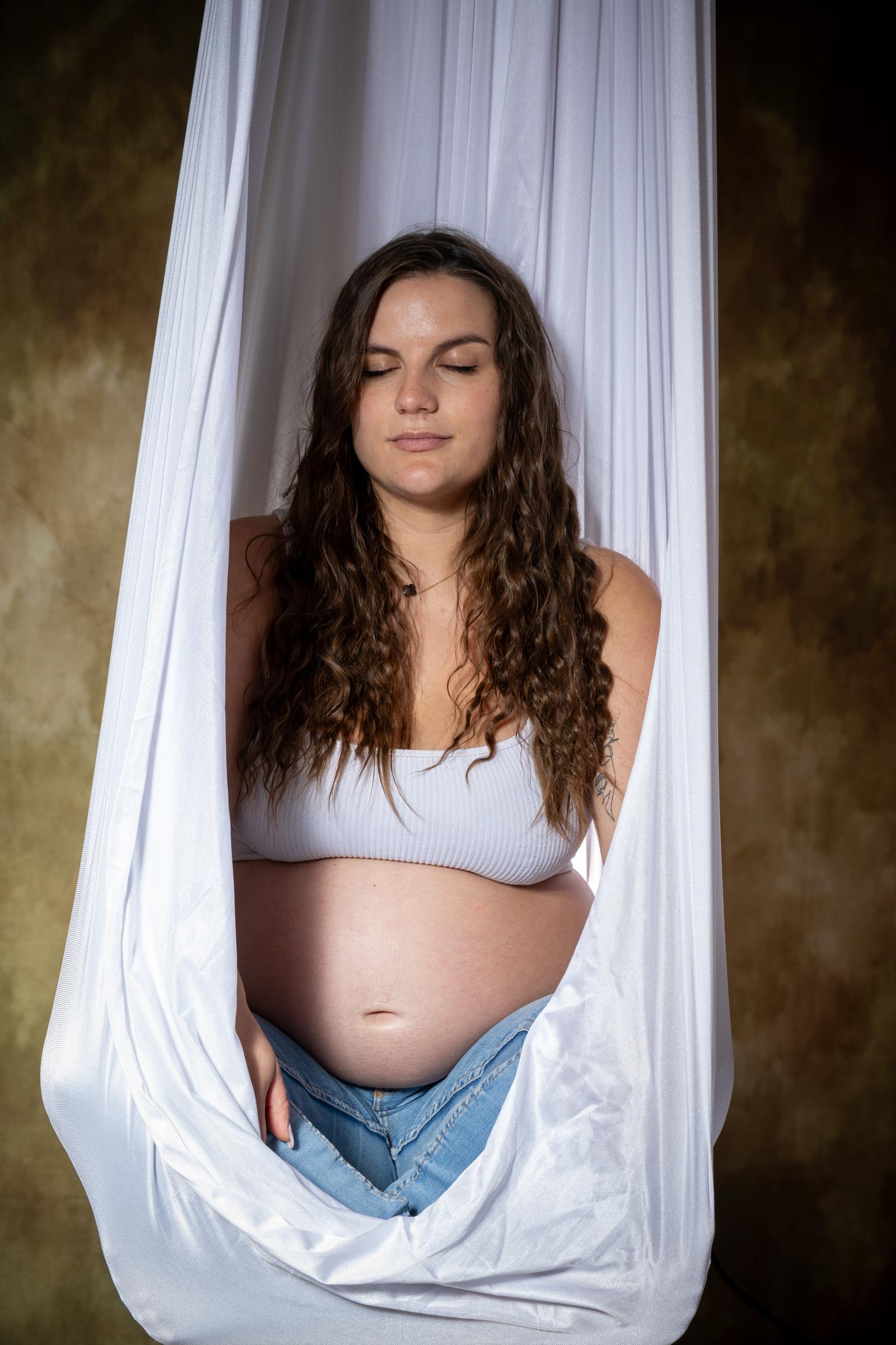 Séance photo de maternité en studio, femme enceinte dans un hamac à Baix près de Valence et Loriol-sur-Drôme.