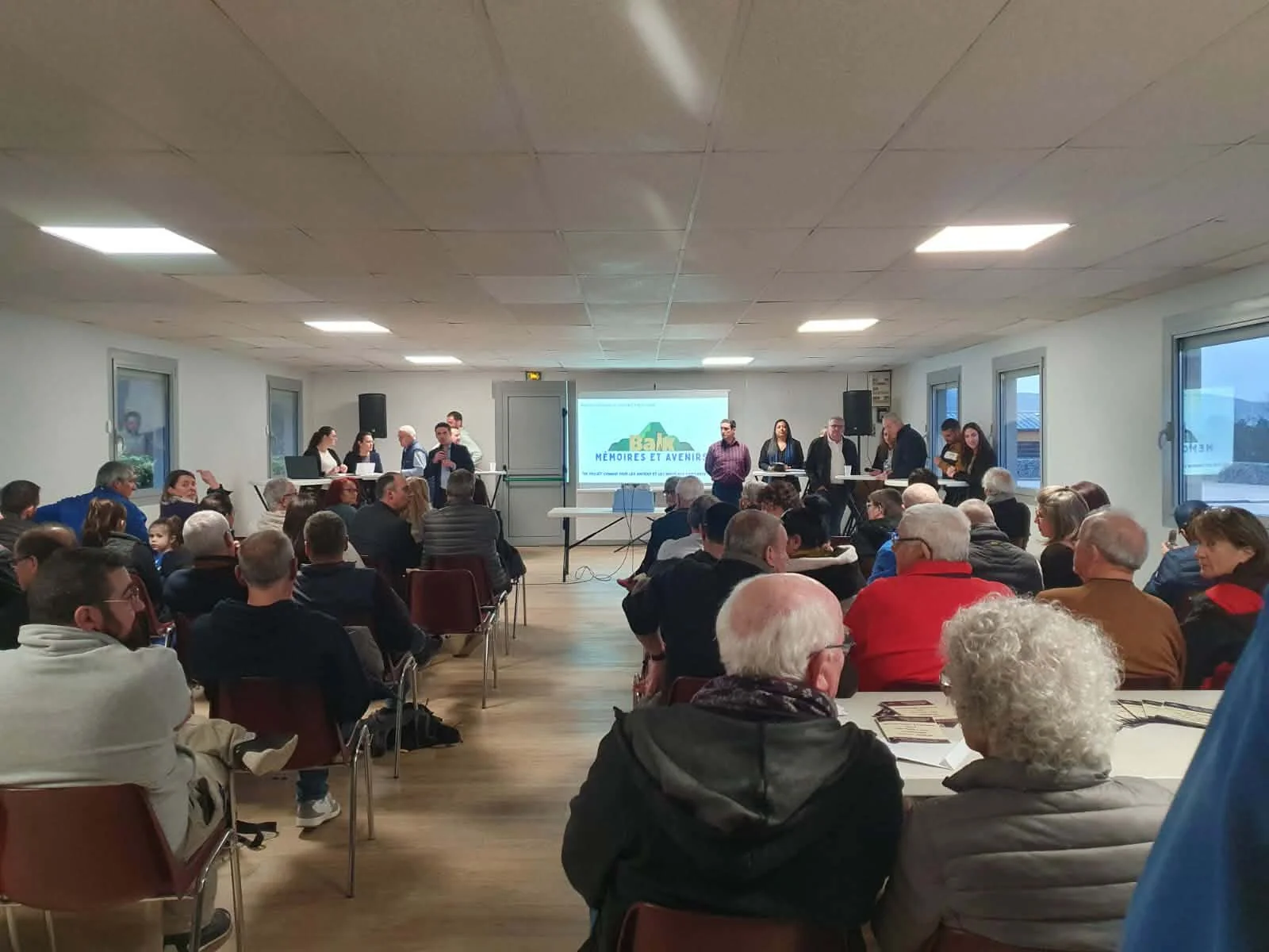 Location de sonorisation autonome et vidéoprojecteur HD pour une réunion publique citoyenne