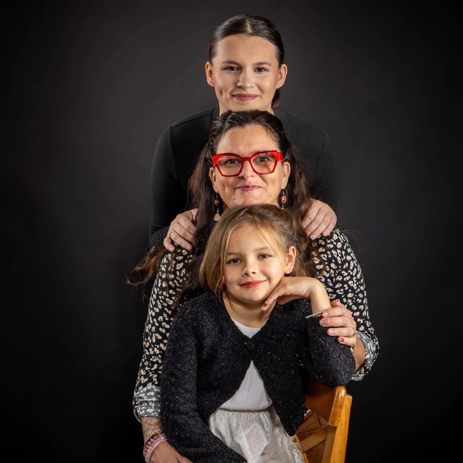 Séance photo mère et ses deux filles en studio proche de Privas, Montélimar et Valence