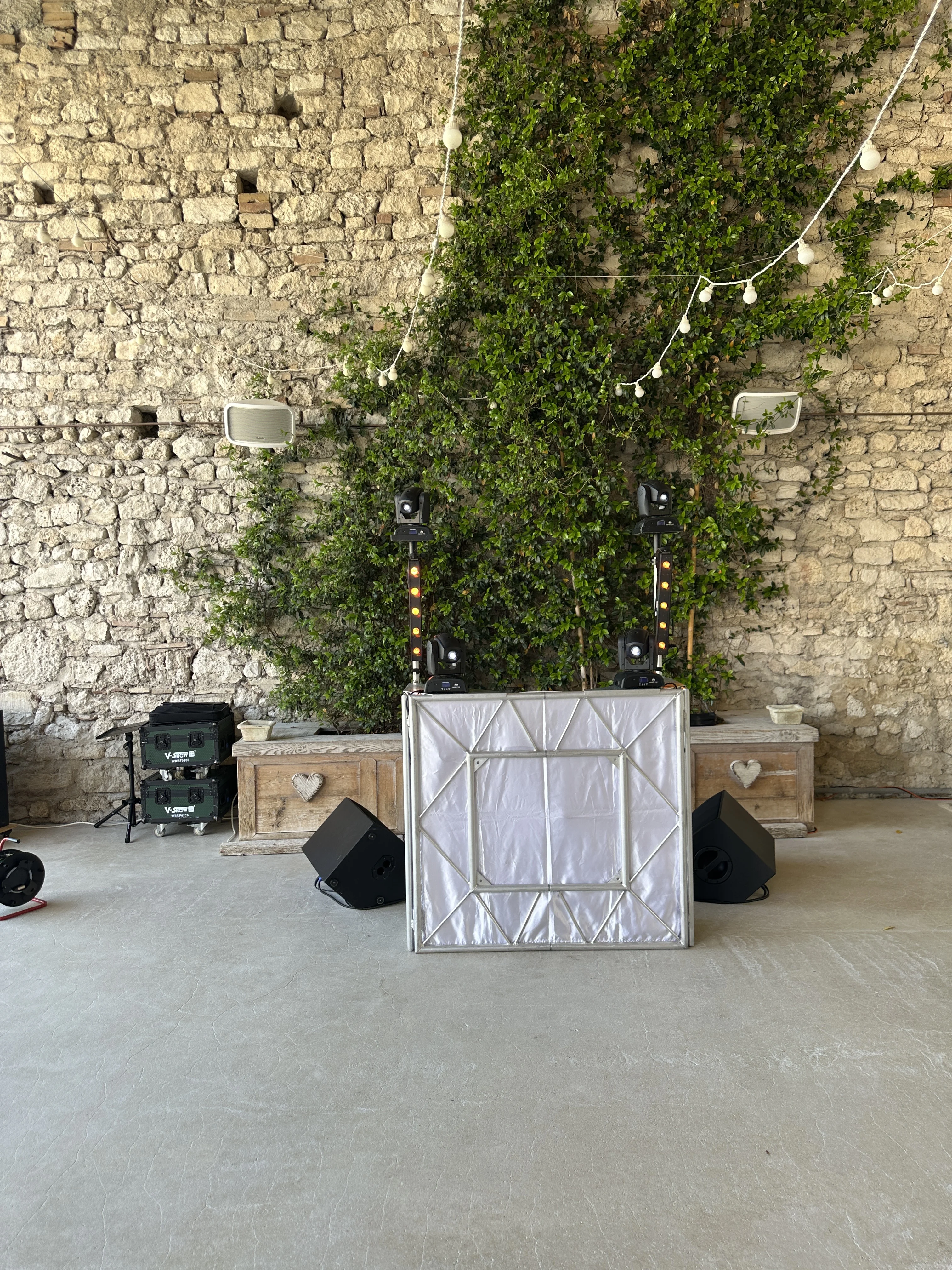 Location matériel DJ et éclairage mariage au Domaine de Sarson : son, lumière et vidéoprojecteur