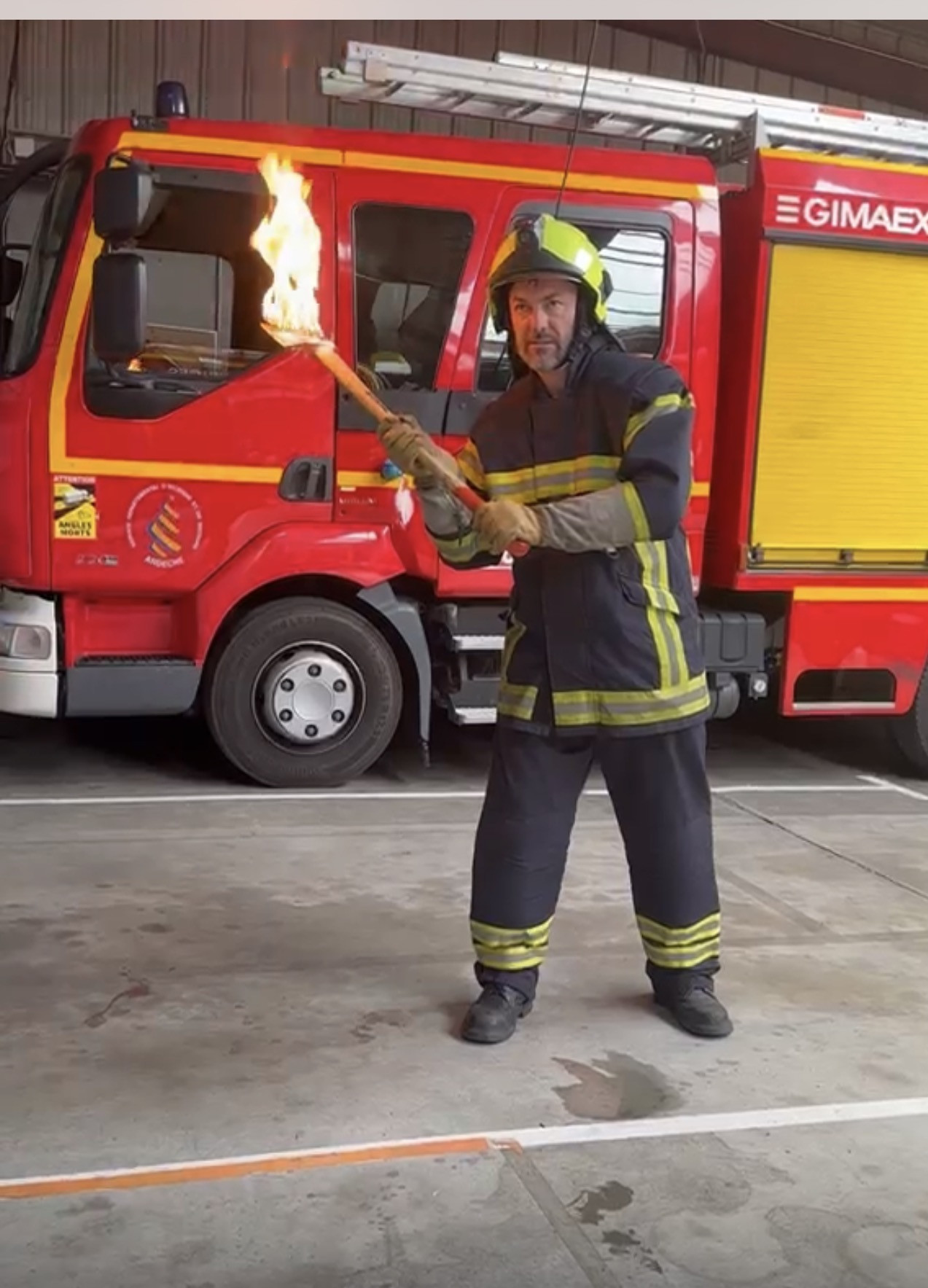 Camille réalise les photos du calendrier des pompiers de Vals-les-Bains 📸🚒